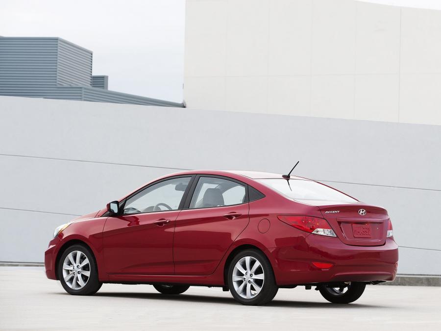  Hyundai Accent Sedan 2011 года  (US) (фото 13 из 23)